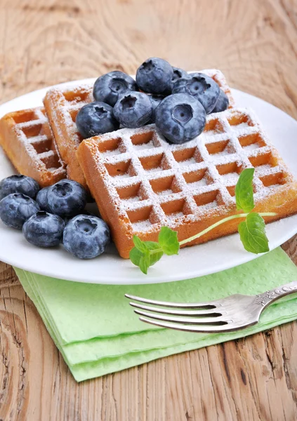 Söt dessert: belgiska våfflor med blåbär bevattnas med strösocker. — Stockfoto