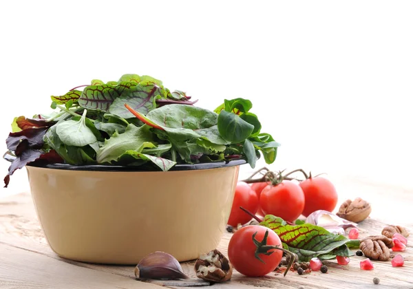 Свежий зеленый салат. Овощи и специи для салата . — стоковое фото