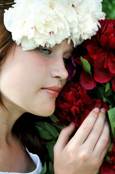 Mladá, romantická, krásná dívka s květinami . — Stock fotografie