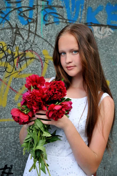 Genç, romantik, çiçekli güzel kız. . — Stok fotoğraf