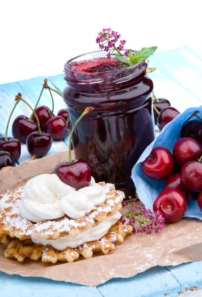 Postre de verano con crema y cereza dulce —  Fotos de Stock