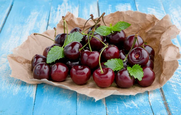 Sweet cherry with green mint. — Stock Photo, Image