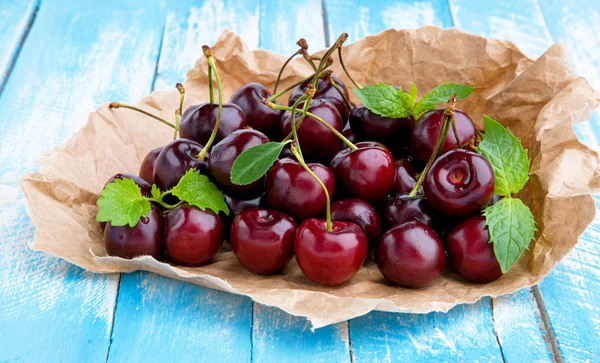 Cereza dulce con menta verde . —  Fotos de Stock