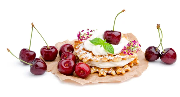 Waffle dourado com creme e cereja de bagas — Fotografia de Stock