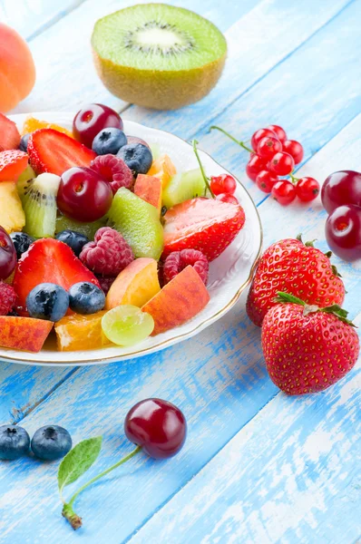 Различные сорта фруктов и ягод . — стоковое фото