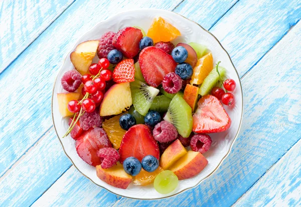 Zdravé stravování ovoce a bobule. Letní dezert. — Stock fotografie