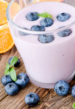 Yoğurt ve yaban mersini taze çilek