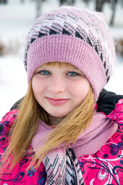 Güzel kız pembe yün kap ve eşarp kış portresi — Stok fotoğraf