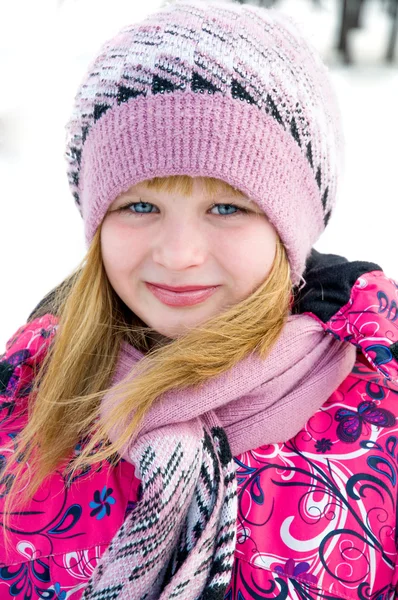Güzel kız pembe yün kap ve eşarp kış portresi — Stok fotoğraf