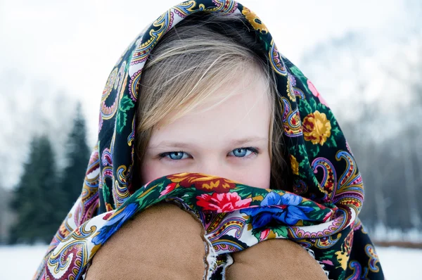 Férias. Menina bonita em cachecol no fundo invernal — Fotografia de Stock