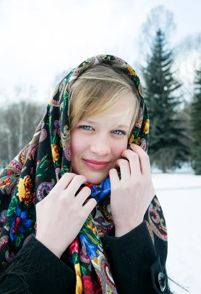 휴일입니다. 스카프에 wintery 배경에서 아름 다운 소녀 — 스톡 사진