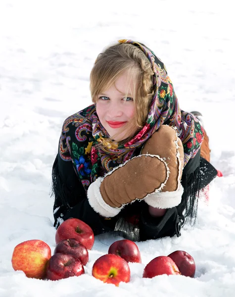 Retrato de inverno da bela menina.Menina bonita com maçãs vermelhas na neve — Fotografia de Stock