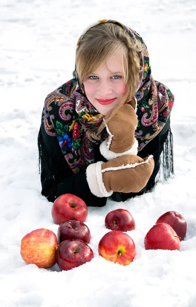 Retrato de inverno da bela menina.Menina bonita com maçãs vermelhas na neve — Fotografia de Stock