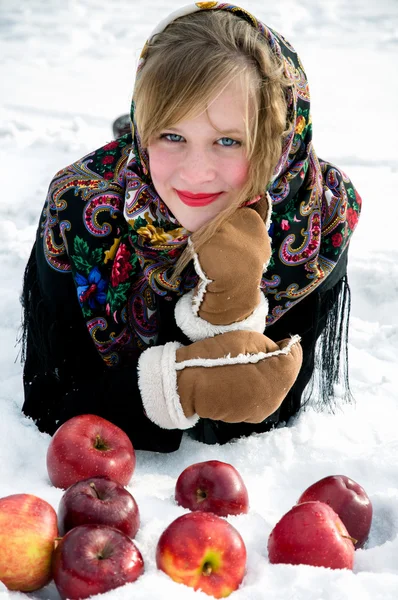 Retrato de inverno da bela menina.Menina bonita com maçãs vermelhas na neve — Fotografia de Stock