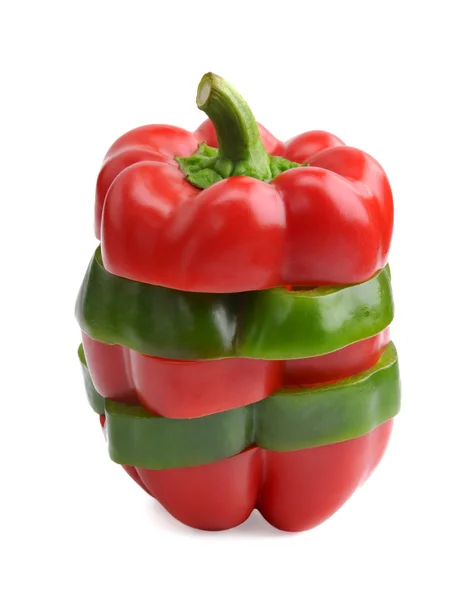 Fargeskiver av bulgarsk pepper over hvit bakgrunn . – stockfoto