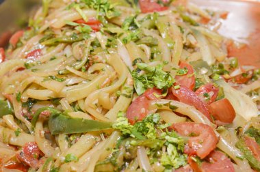 Kalamar ile sebze bir oryantal Restoran açık büfe