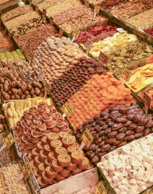 Kurutulmuş meyve ve tatlılar bir piyasa ahır ekranda