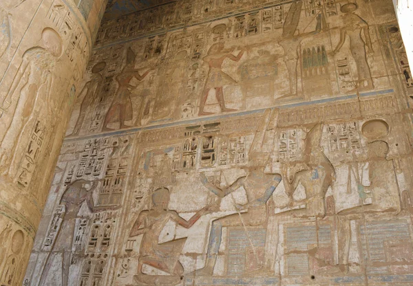 Egyptian hieroglyphic carvings on wall — Stock Photo, Image