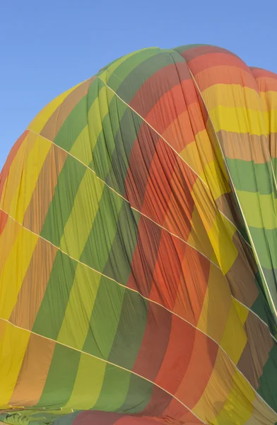 Αερόστατο ζεστού αέρα την αποπληθωρισμένες στο έδαφος — Φωτογραφία Αρχείου