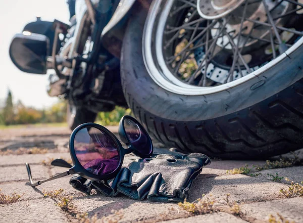 Sonnenbrille Und Fingerlose Lederhandschuhe Mit Schnürsenkeln Großaufnahme Steuer Eines Motorrad — Stockfoto