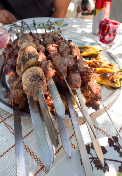 串焼き ピーマン さくらんぼをギリシャの夏の日にごちそうにしました — ストック写真