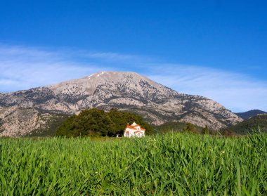 Yunanistan 'ın Evia adasında bulutlu Dirfys Dağı, kilise ve gökyüzü panoramik görünümü