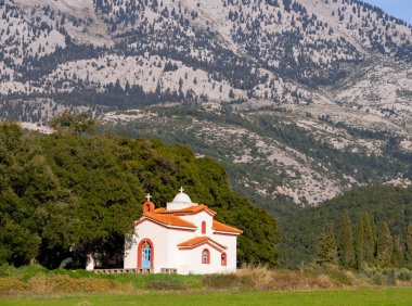 Yunanistan 'ın Evia adasında bulutlu Dirfys Dağı, kilise ve gökyüzü panoramik görünümü