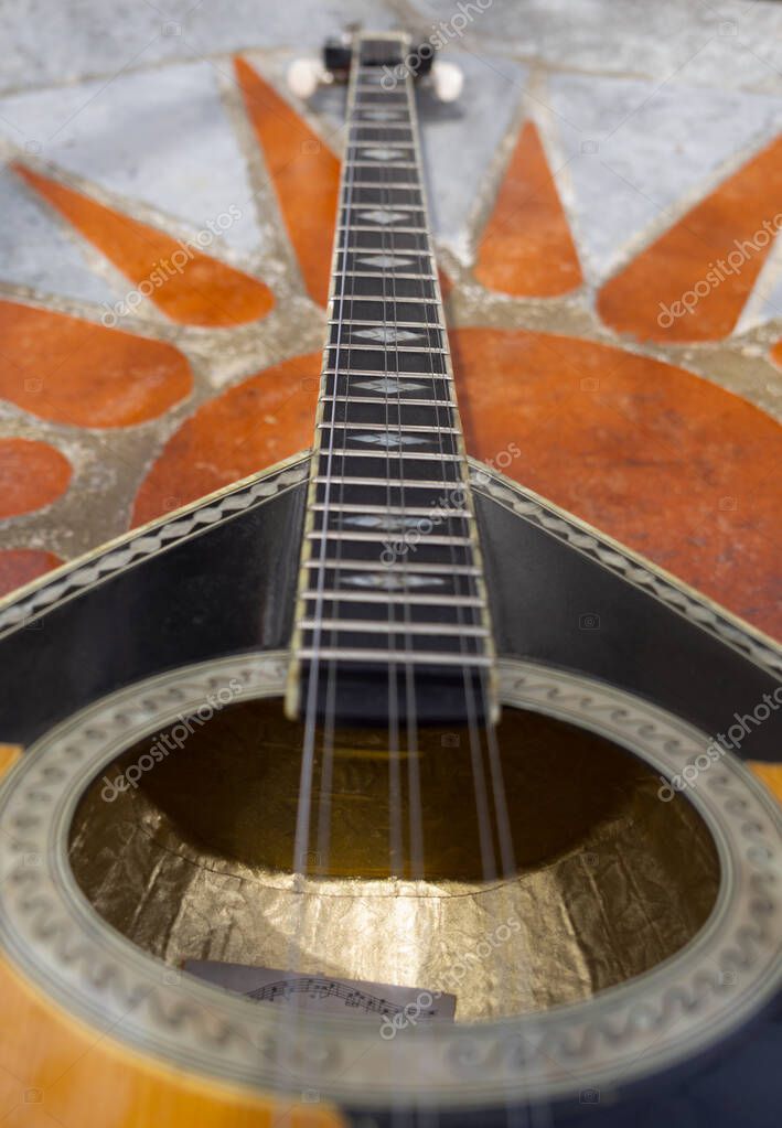 El instrumento musical nacional de cuerda griega Bouzouki yace sobre