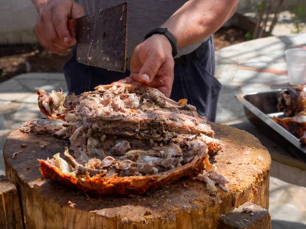 Człowiek Kroi Mięso Nożem Topowym Tradycyjnej Żywności Kozy Lub Jagnięciny — Zdjęcie stockowe