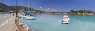 Yunanistan 'ın Mora kentindeki Yunan spa beldesi Methana' daki termal kaynaklı yatlar (liman) için liman