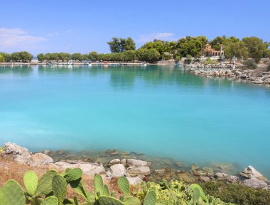 Yunanistan 'ın Mora yarımadasındaki Yunanistan' ın Methana tatil beldesinin termal şifalı kaplıcalarında turistler ve tatilcilerle birlikte denizde yıkanmak