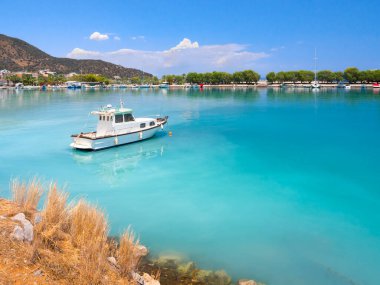 Yunanistan 'ın Mora bölgesindeki Methana tatil beldesinin marinasında balıkçı tekneleri duruyor.