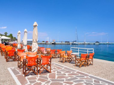 Methana, Moreloponese, Yunanistan. Haziran 2021: Yunanistan OLYMPUS DIGITAL CAMERA 'nın Mora kıyısındaki tatil beldesi Methana' da Coronavirus salgınının ortasında müşterisiz taverna