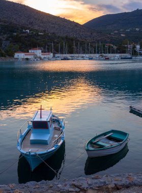 Yunanistan 'ın Mora kentindeki Yunan spa tatil beldesi Methana' da gün batımında termal kaynaklı yatlar için Marina (liman)