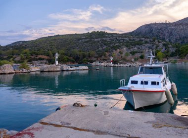 Yunanistan 'ın Mora bölgesindeki Methana tatil beldesinin marinasında balıkçı tekneleri duruyor.
