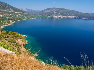 Yunanistan 'ın Mora Yarımadası' ndaki Saronik Körfezi ve Palaia Epidavros kentinin panoramik manzarası
