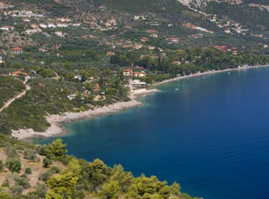 Yunanistan 'ın Mora Yarımadası' ndaki Saronik Körfezi ve Palaia Epidavros kentinin panoramik manzarası