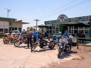 Yunanistan, Haziran 2021: Harley Davidson, Kawasaki Vulcan, Honda, Yamaha motosiklet ve motosikletçiler Yunanistan 'daki Lokanta 72 motorcu barının önünde duruyorlar