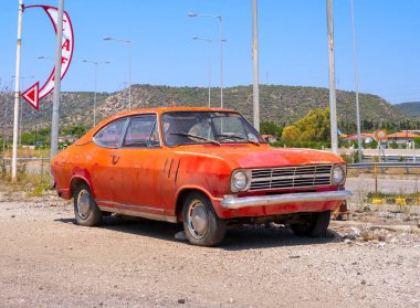 Lokanta 72, Yunanistan. Haziran 2021: 70 'lerin klasik Retro Alman arabası Opel Kadett coupe Yunanistan' daki bir kafenin otoparkında 