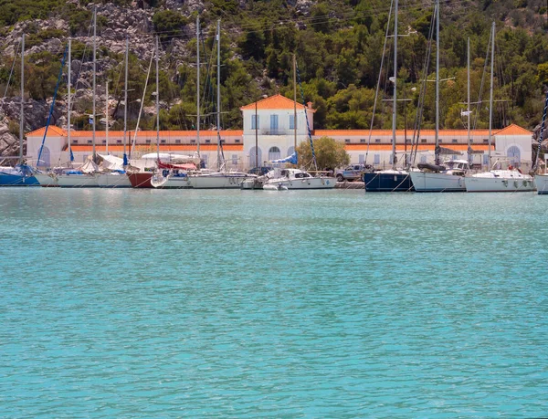 Yunanistan Mora Kentindeki Methana Spa Merkezinde Termal Havuzu Olan Kullanılmayan — Stok fotoğraf