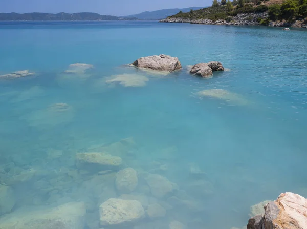 Kąpiel Morzu Turystami Wczasowiczami Termalnych Gorących Źródłach Greckiego Kurortu Methana — Zdjęcie stockowe