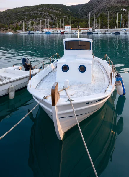 그리스의 펠로폰네소스에 휴양지인 메타나의 늪지대에는 어선이서 — 스톡 사진