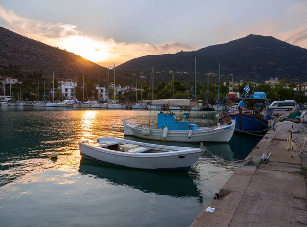 Barcos Pesca Encuentran Puerto Deportivo Ciudad Turística Methana Peloponeso Grecia — Foto de Stock