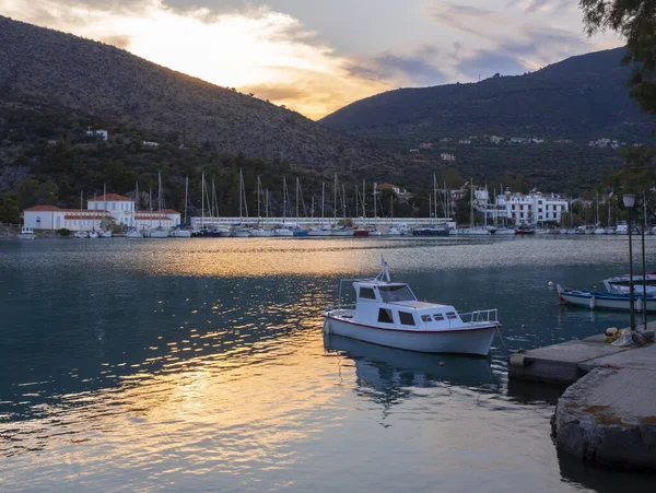 ギリシャのペロポネソス半島のリゾートタウンメタナのマリーナに漁船が立っている — ストック写真