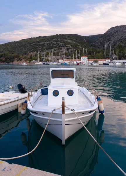 ギリシャのペロポネソス半島のリゾートタウンメタナのマリーナに漁船が立っている — ストック写真
