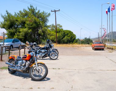 Yunanistan, Haziran 2021: Harley Davidson, Kawasaki Vulcan, Honda, Yamaha motosiklet ve motosikletçiler Yunanistan 'daki Lokanta 72 motorcu barının önünde duruyorlar
