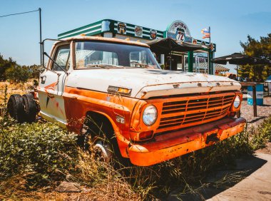 İzmia, Yunanistan. Haziran 2021: 60 'lı yılların Retro Ford F serisi arabası Yunanistan' da 72 numaralı kafedeki otoparkta 