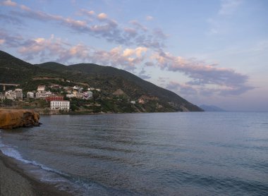 Loutra-Edipsou Evia Adası (Euboea) Ege Denizi'nde, sıcak su kaynakları ile Yunan spa Resort güzel bir gün batımı