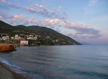 Loutra-Edipsou Evia Adası (Euboea) Ege Denizi'nde, sıcak su kaynakları ile Yunan spa Resort güzel bir gün batımı