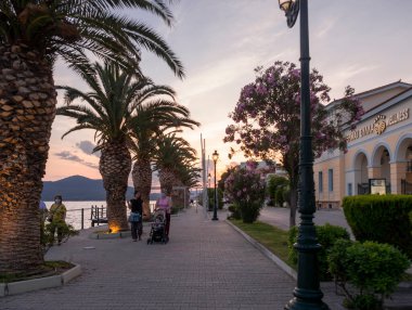 Loutra-Edipsou Evia Adası (Euboea) Ege Denizi'nde, sıcak su kaynakları ile Yunan spa Resort güzel bir gün batımı